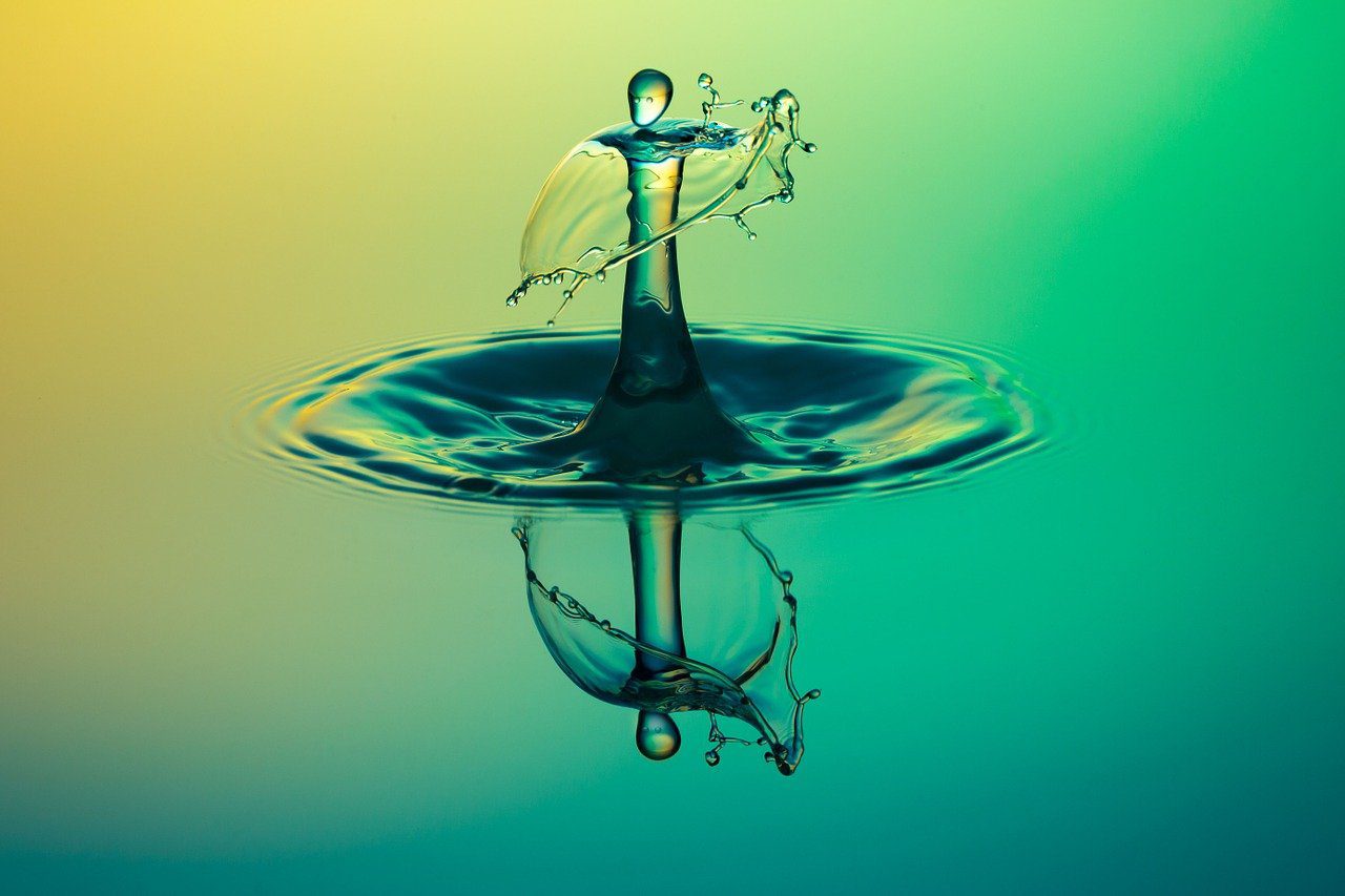 Gocce d'acqua formano la sagoma di una danzatrice