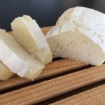 pane tagliato a fette su tagliere di legno