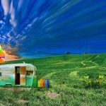 caravan con palloncini in un prato