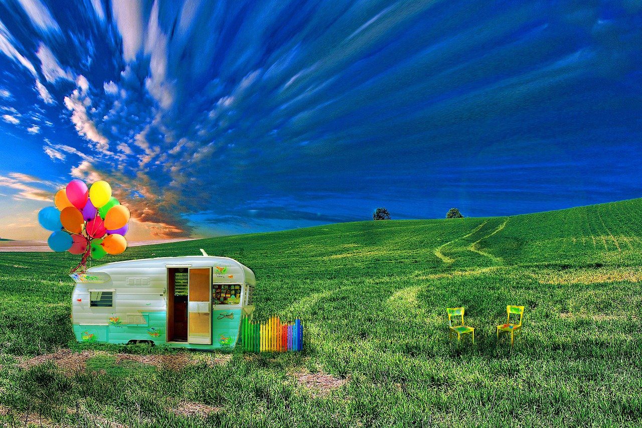 caravan con palloncini in un prato