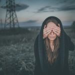 donna con gli occhi coperti dalle mani di un uomo
