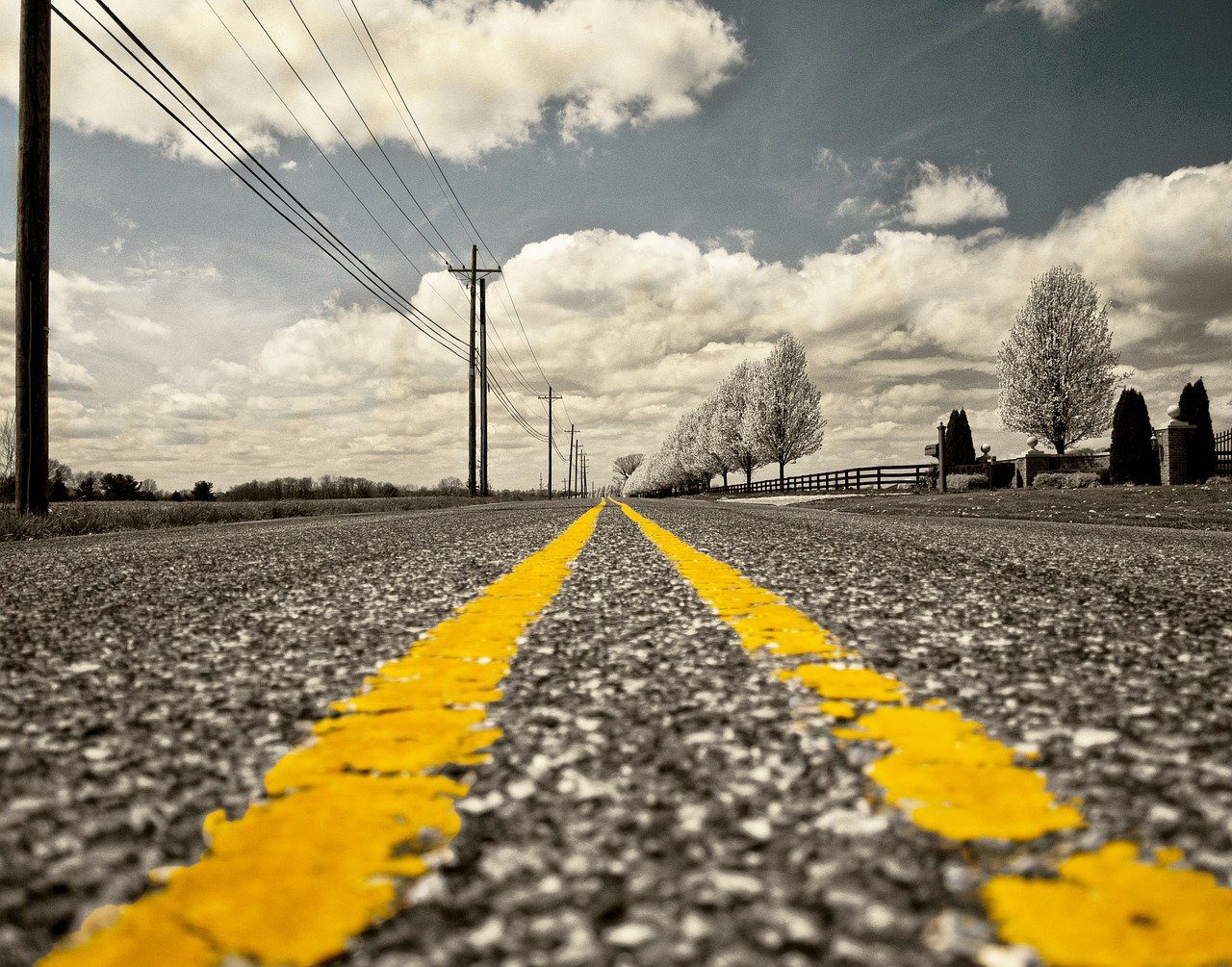 Rappresentazione di una strada delineata da due linee parallele che all'orizzonte, forse, si incontreranno.