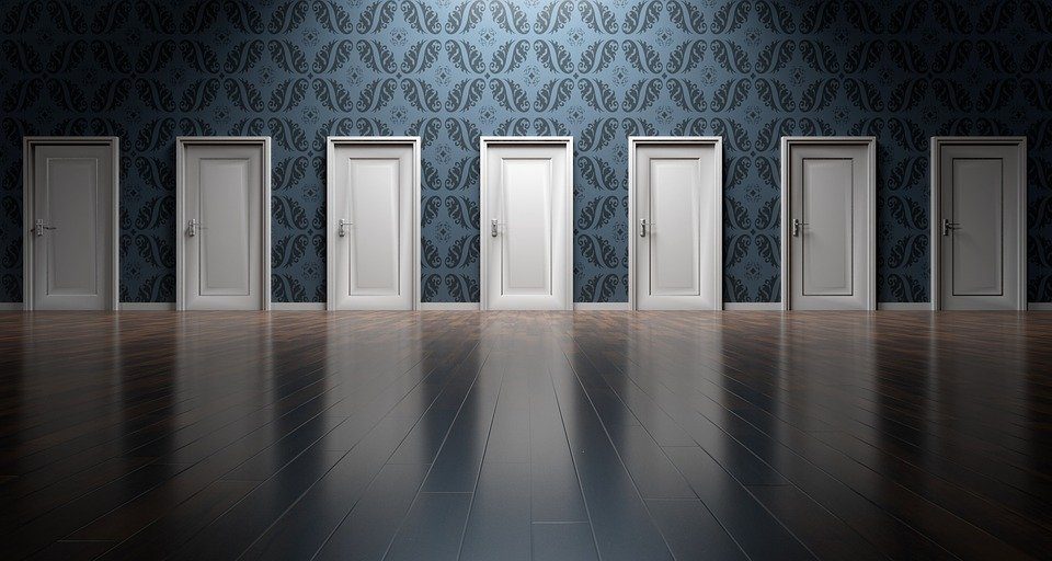 Una schiera di porte chiuse, nasconde scenari e possibilità
