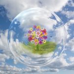 albero di fiori in una bolla sospesa nel cielo azzurro e nuvole