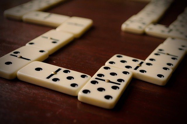 Tessere del domino, unite nella loro parte più somigliante
