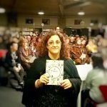 gessica baioni con in mano il suo primo libro