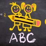 lavagna con disegnato due bambini che tengono una matita e scrivono insieme