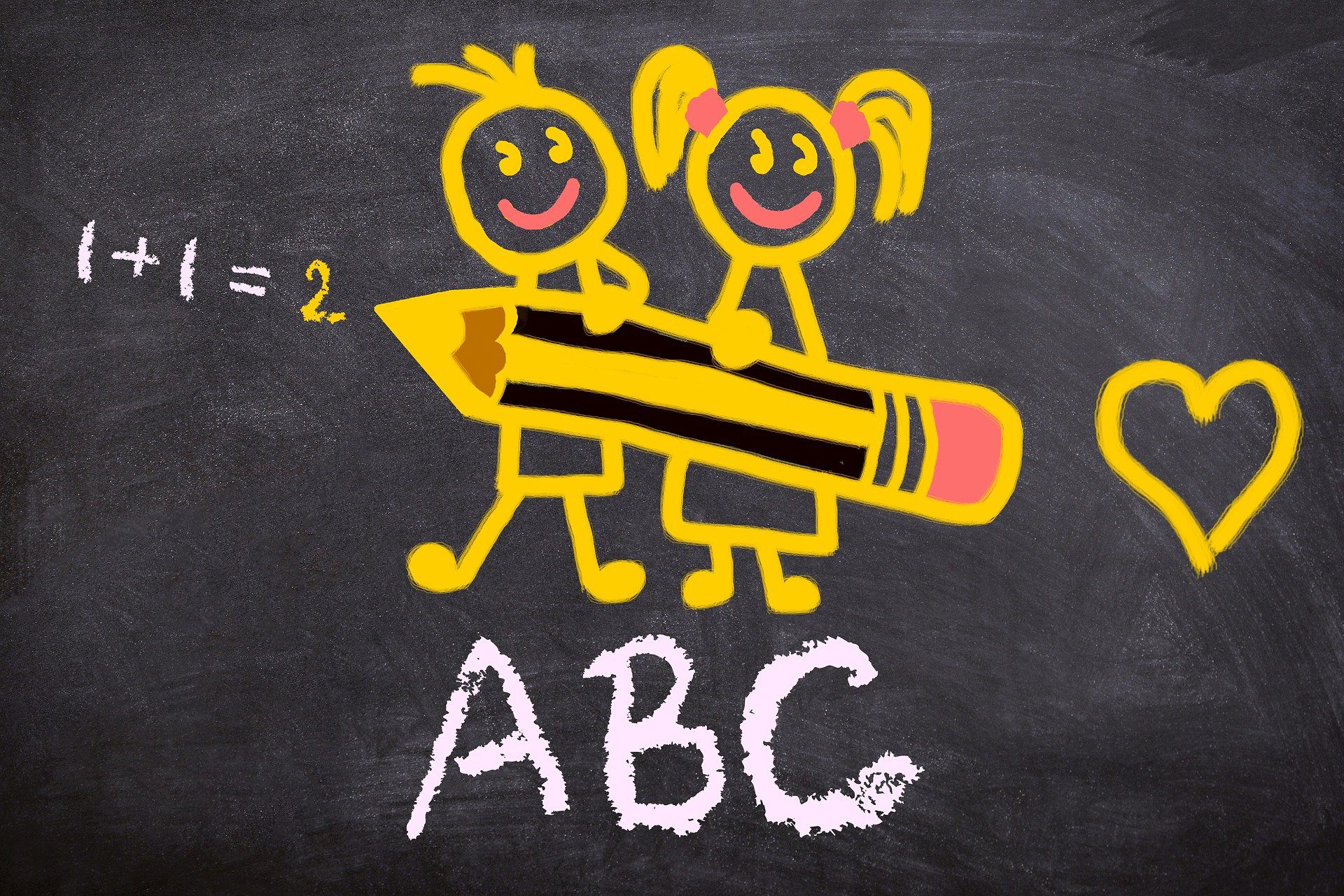 lavagna con disegnato due bambini che tengono una matita e scrivono insieme