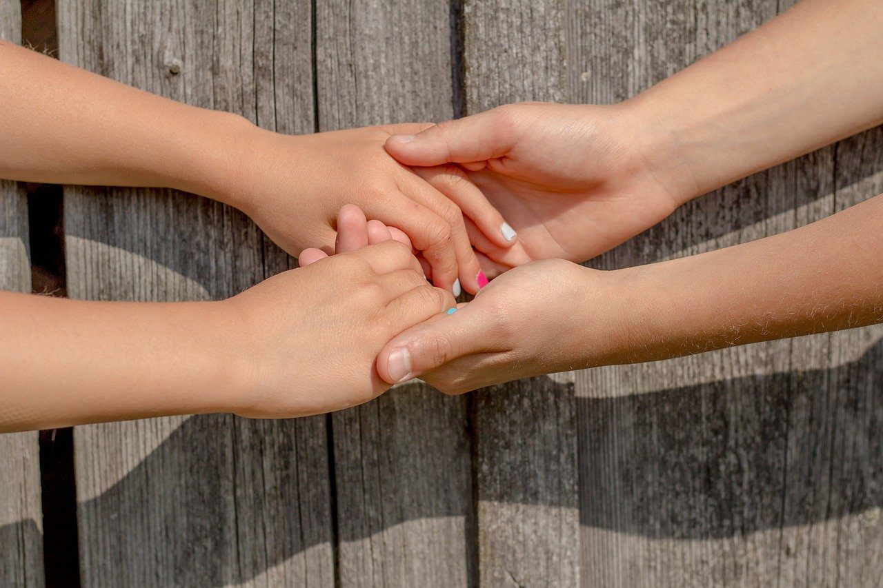 Due bambini si accolgono e avvicinano, da amici