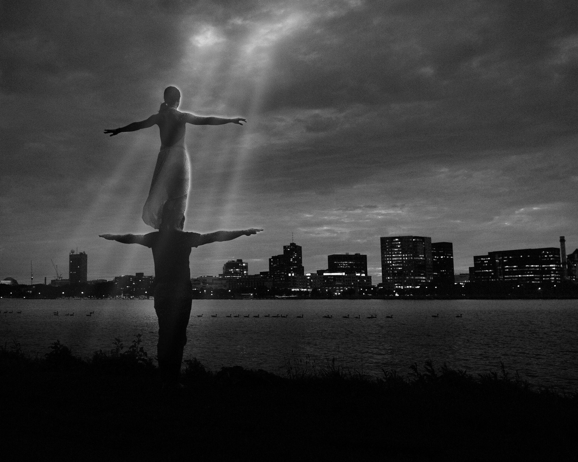 un uomo e una donna in equilibrio yoga