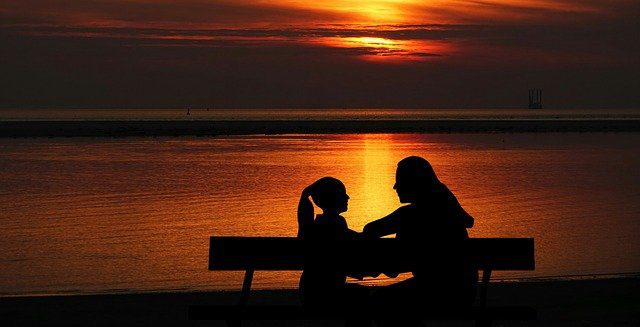 profilo di una bambina che dialoga con una persona adulta