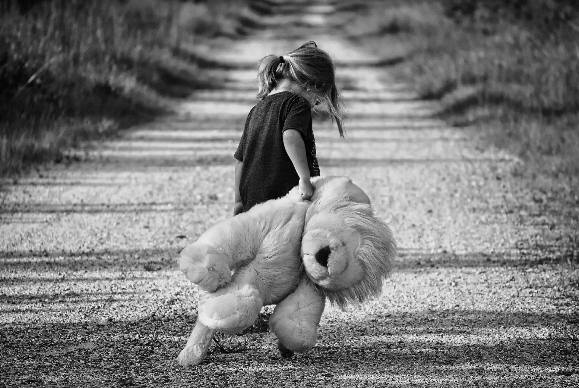 bambina sola per strada col suo orsacchiotto