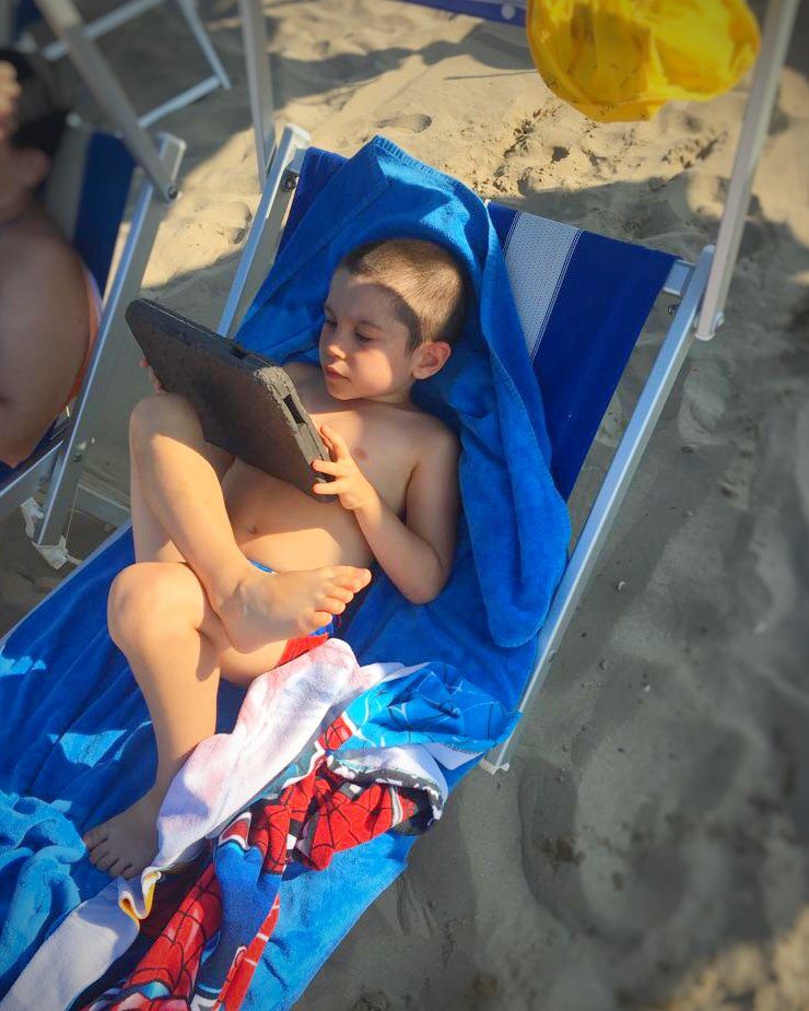 giuliano sul lettino col suo tablet