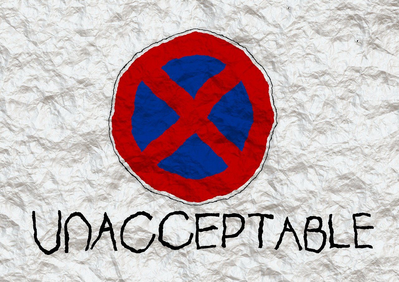 cartello di divieto con scritta "inaccettabile"