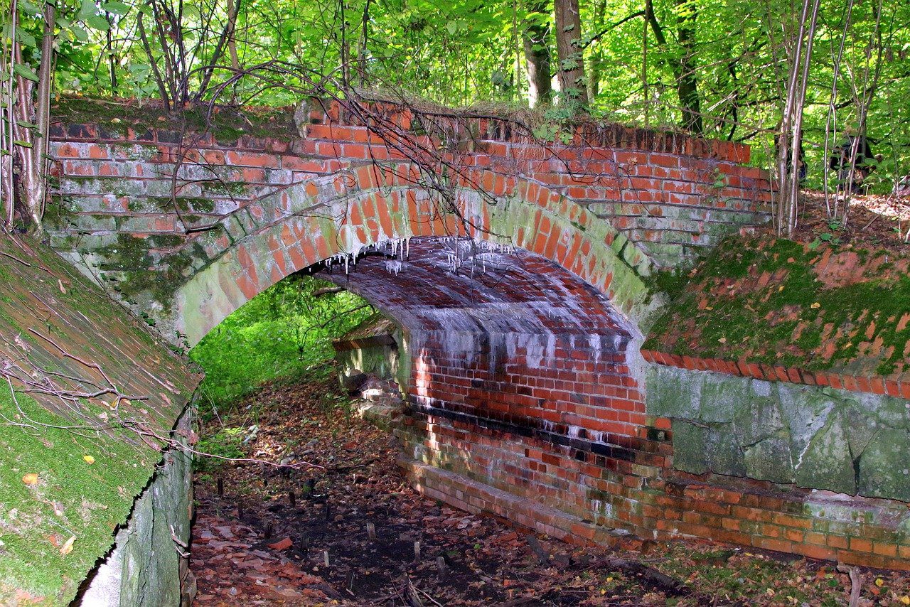 un ponte di mattoni fa da solido passaggio tra due lati distanti di un sentiero