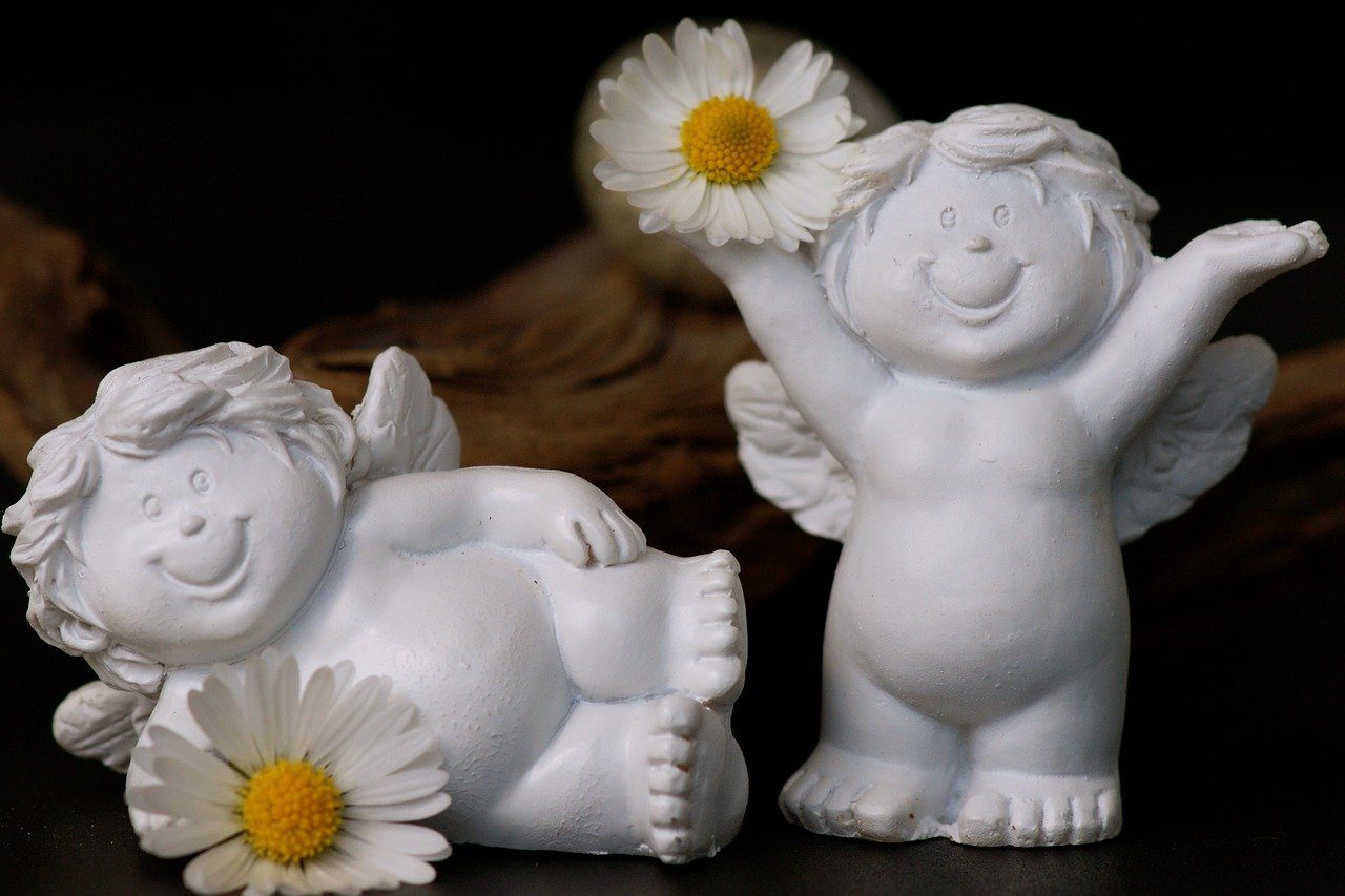 Statuine di angeli che esprimono ottimismo e positività