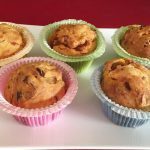 cinque muffin su cestelli di carta colorati su un piatto bianco