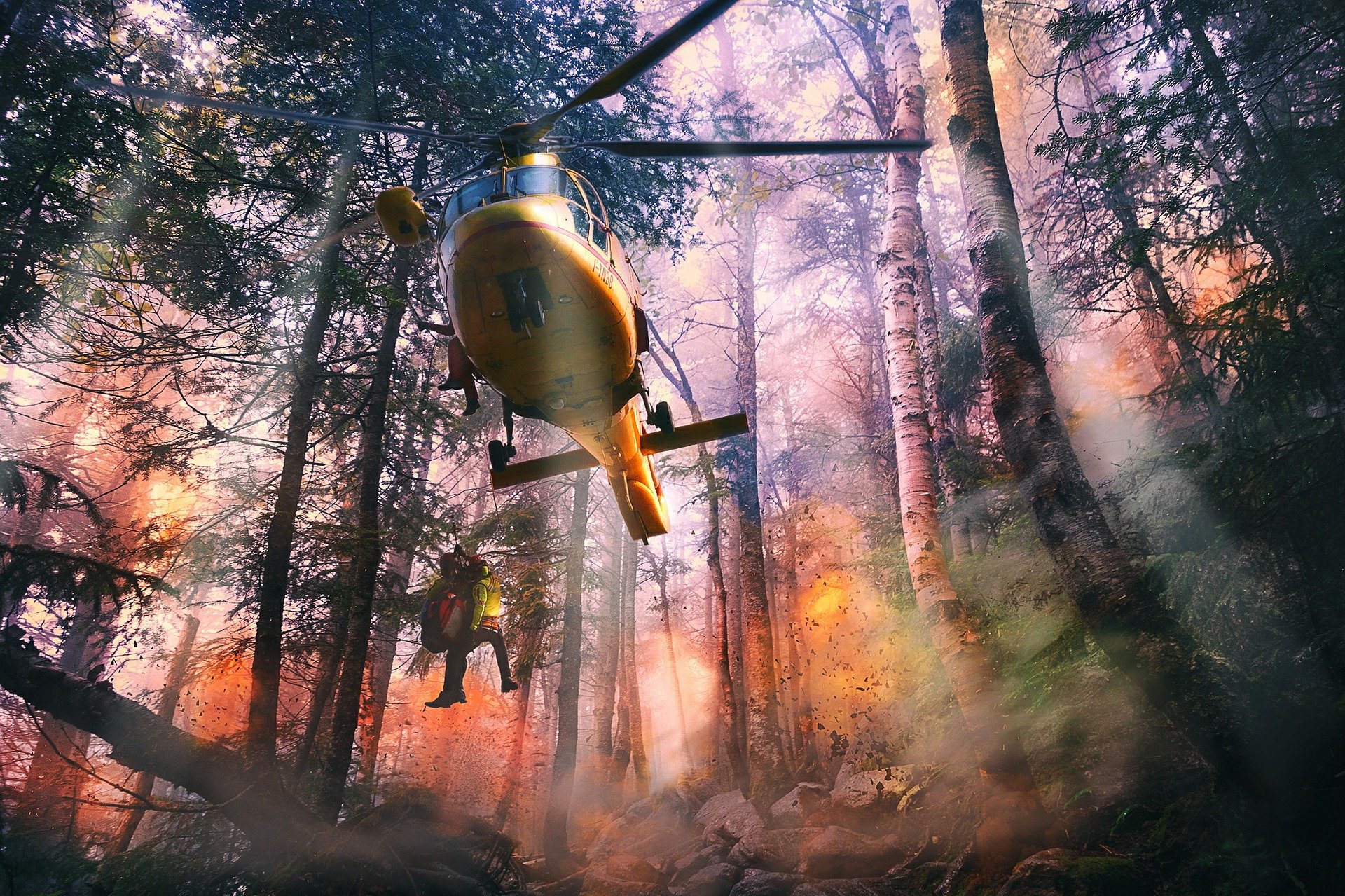 un elicottero in una operazione di soccorso nella foresta