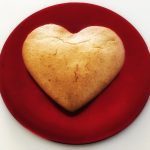 dolce a forma di cuore su piatto rosso