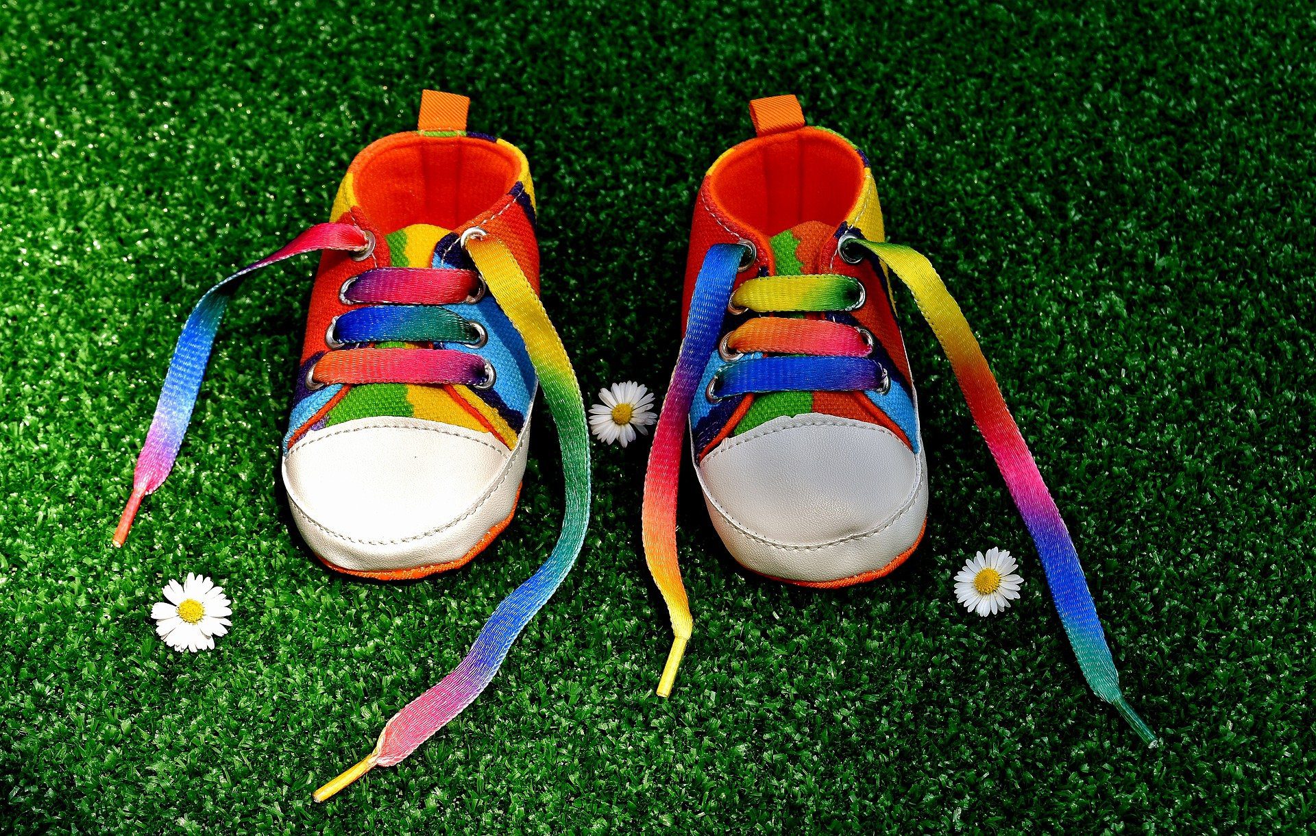 scarpe da tennis di un bambino piccolo dei colori del'arcobaleno