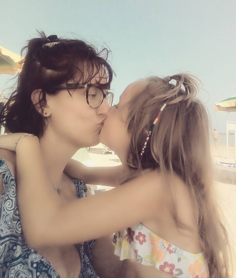 Alice e sua madre Lucia si scambiano un bacio spontaneo e affettuoso