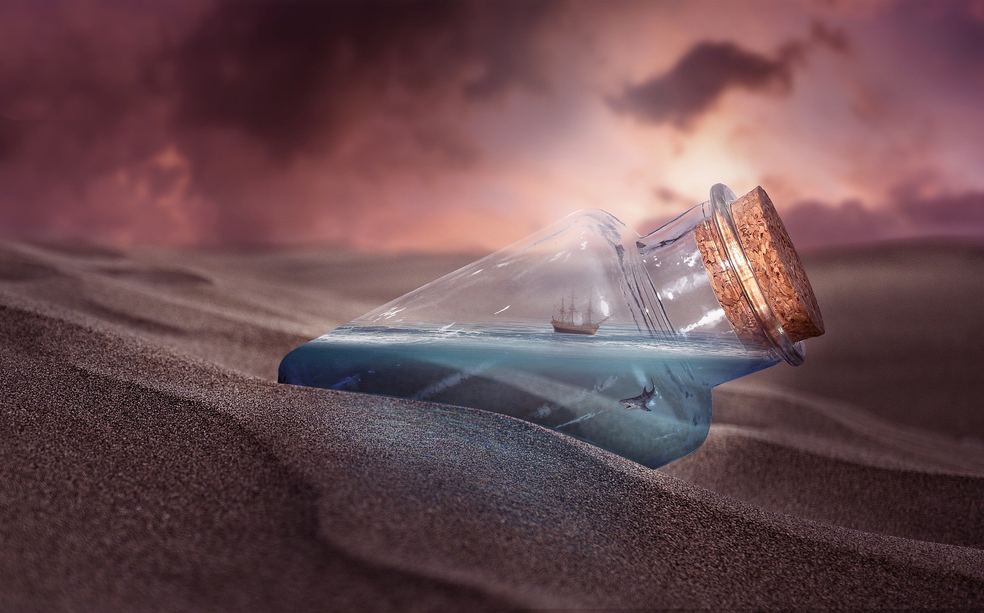 in mezzo al deserto una bottiglia con acqua, un pesce e una piccola barca dentro