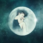 bambina che dorme serena rannicchiata dentro la luna