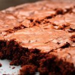 dolce al cioccolato tagliato a scacchi