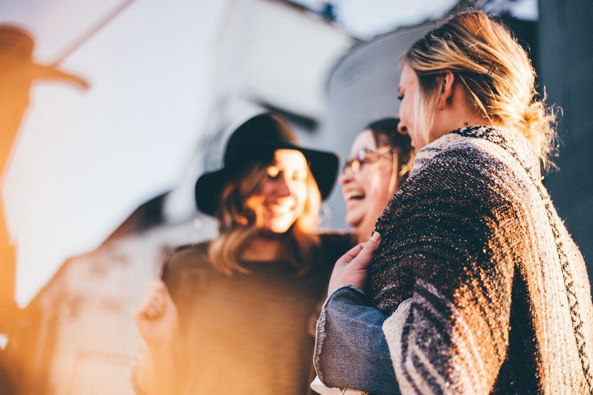 tre donne che ridono tra loro