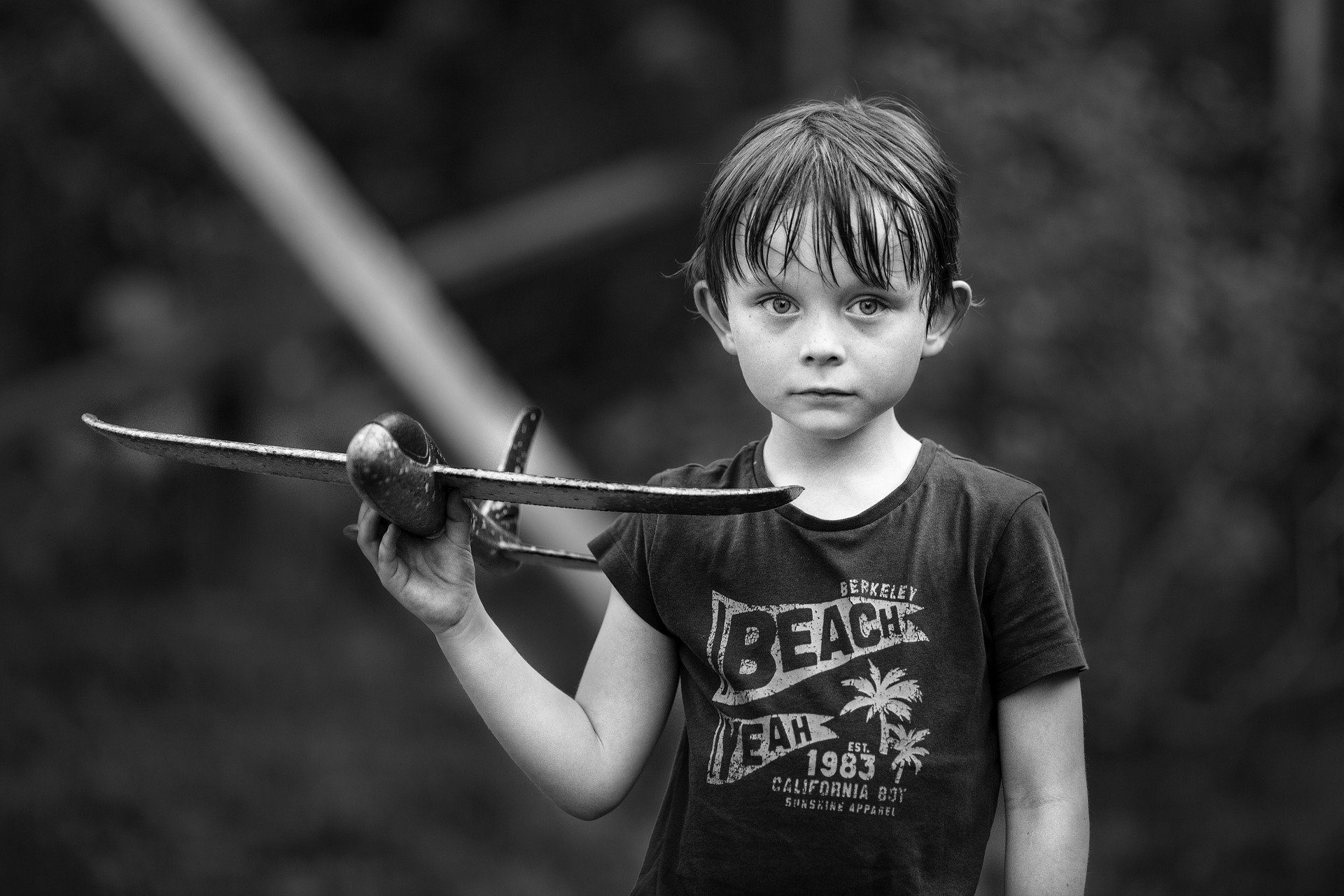 bambino bagnato che tiene in mano un aereoplano