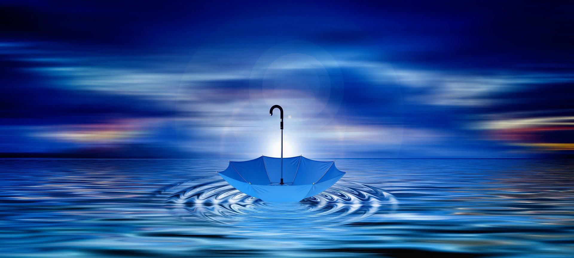 su uno specchio d'acqua blu un ombrello capovolto