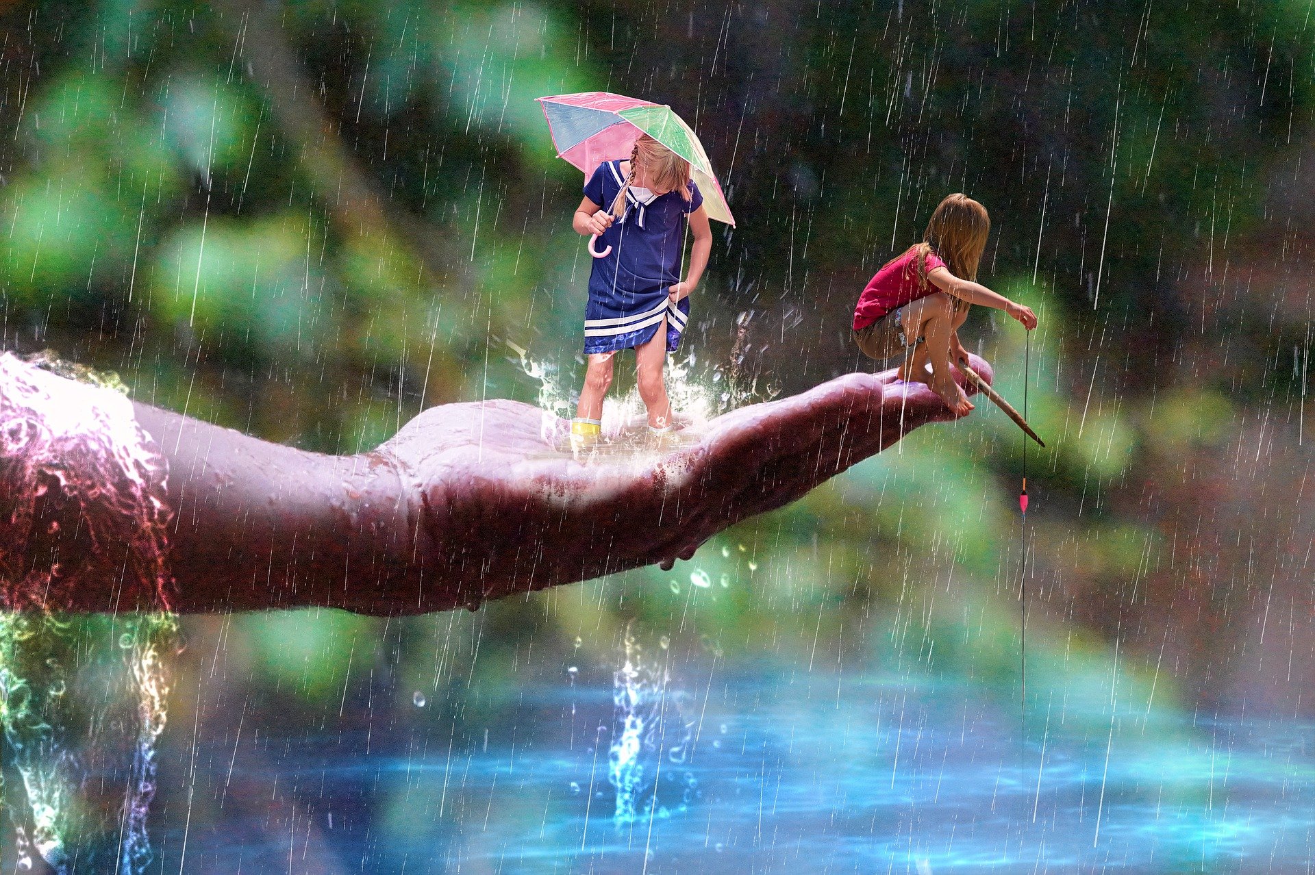 sfondo di un lago, una mano aperta su cui ci sono due bambini sotto la pioggia che giocano