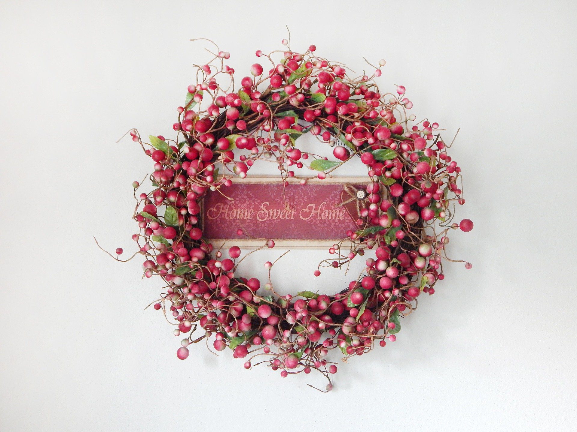 corona da portone, di fiori rossi con scritta home sweet home