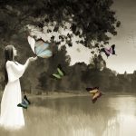 una donna tiene in mano una farfalla gigante mentre altre grandissime farfalle le volano intorno, simbolo di cambiamento e trasformazione
